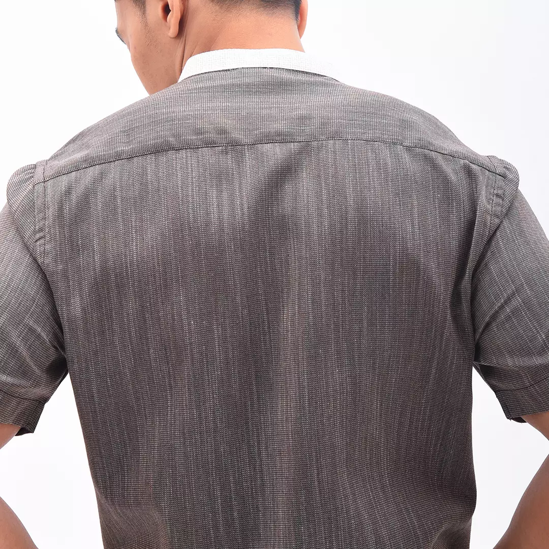 MANZONE Kemeja Koko Lengan Pendek Pria DAFFA - BROWN Ukuran S