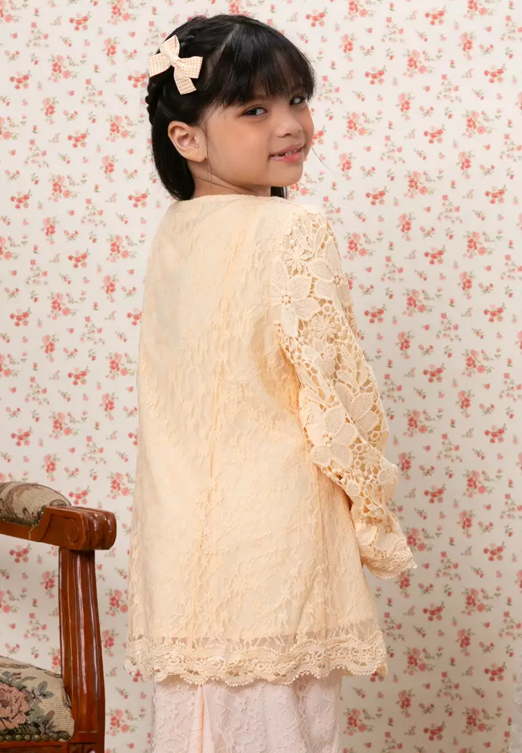 NAQILA LACE TOP