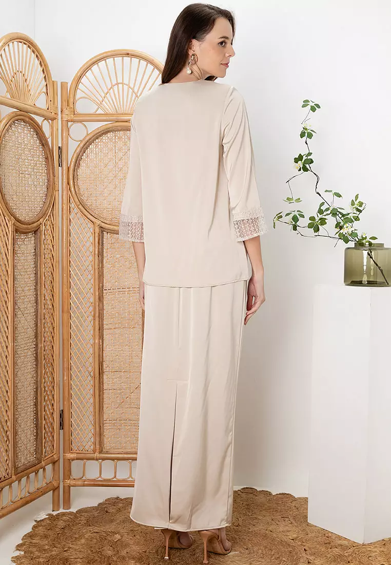 SEROJA Luxe Lace Sulam Baju Kurung Kedah Kipas Belakang in Champagne Gold