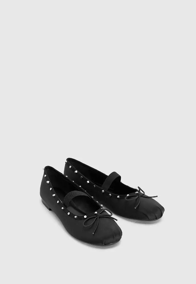 Studded Décor Round Toe Pumps