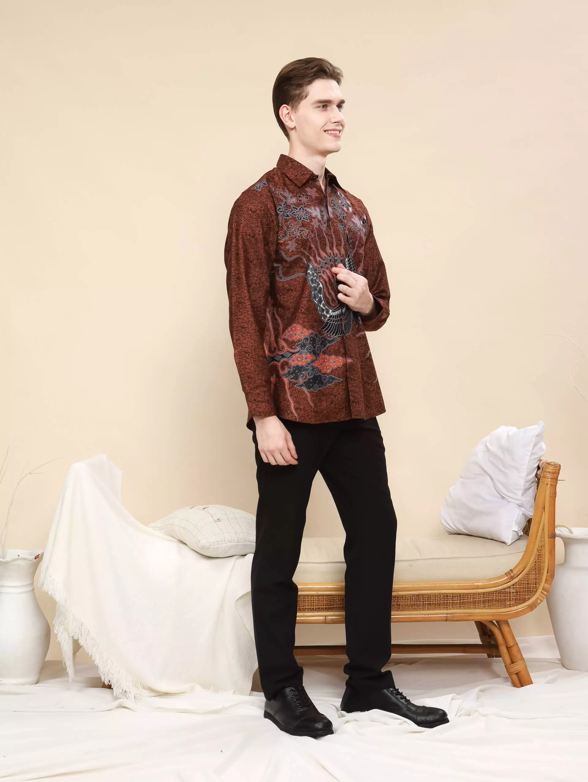 Priyanka Brown Kemeja Batik Slim Fit Pria Lengan Panjang Katun