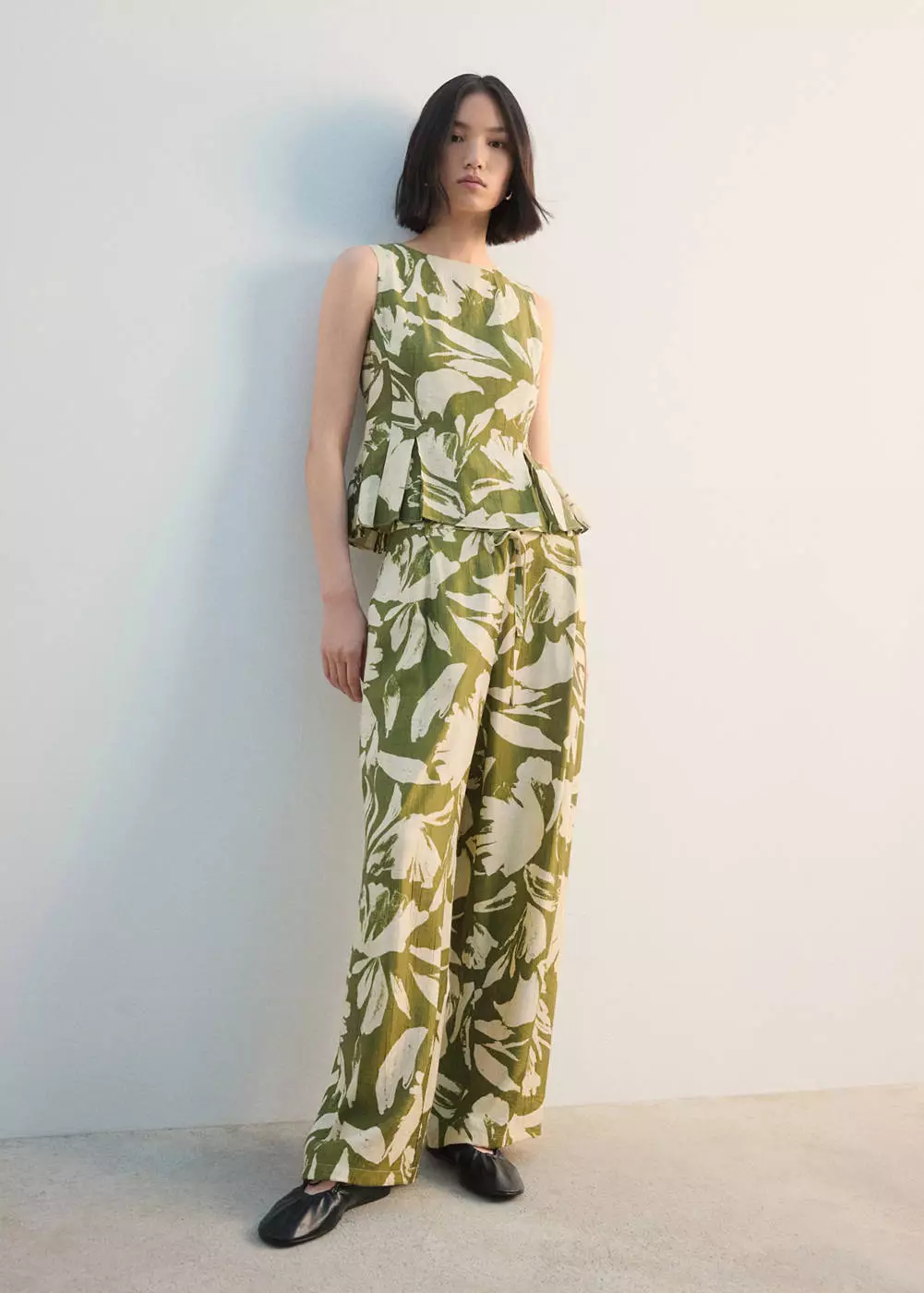 Atasan peplum dengan detail lipit