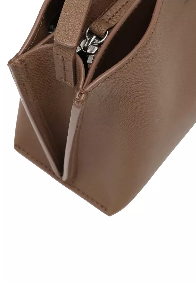 DAE 斜背袋 - 十字壓紋焦糖色