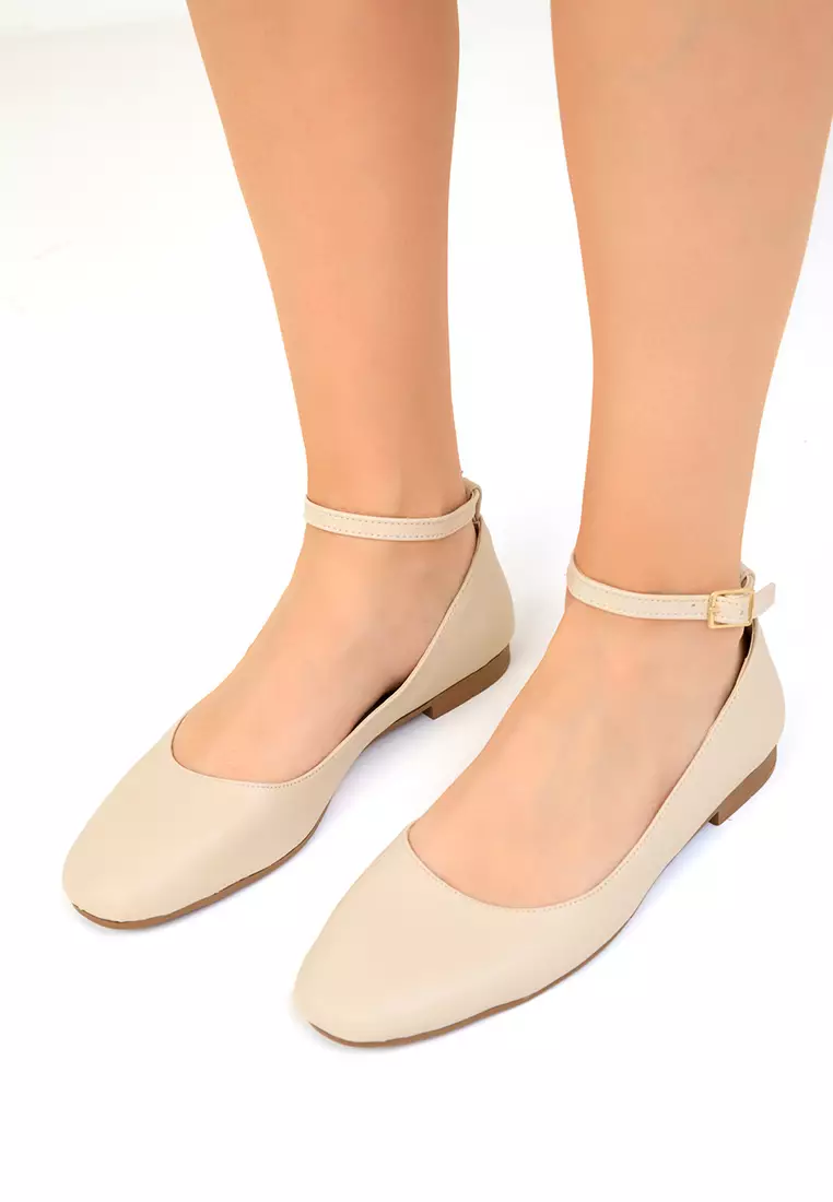 Round toe flats with ankle strap top