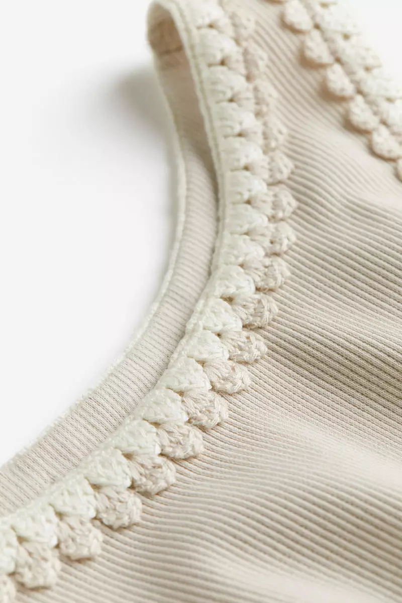 Lace-trimmed cropped top