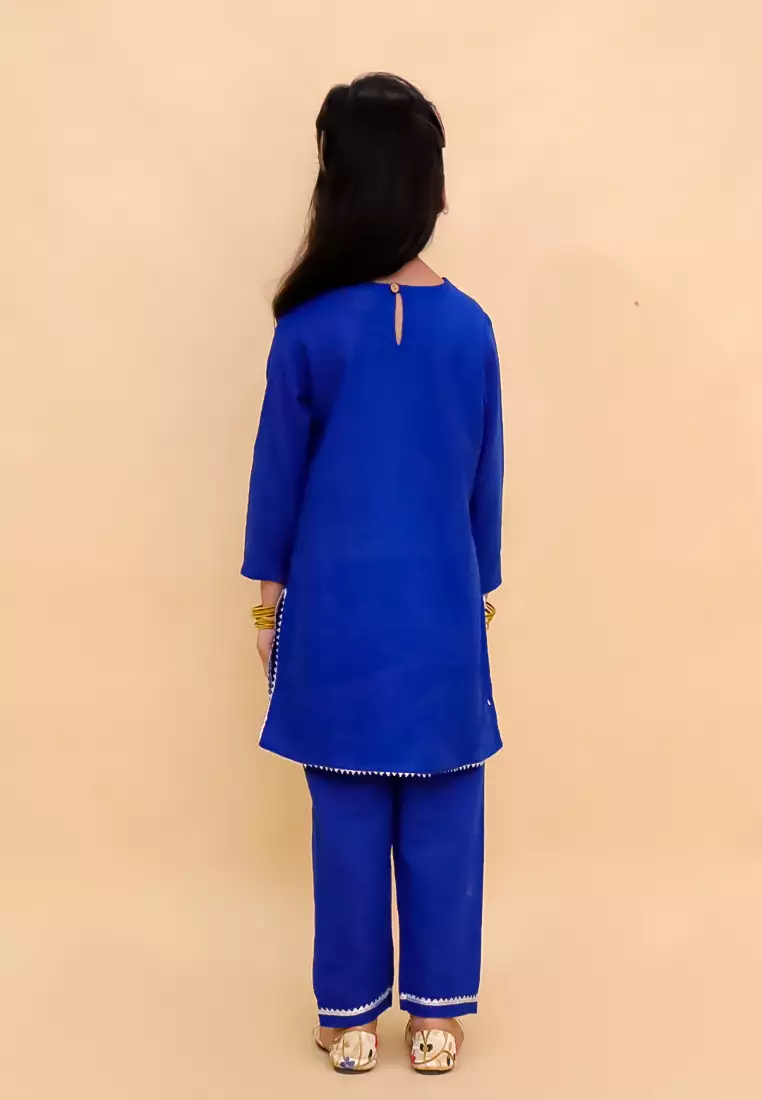 The Mom Store Kamal Vatika 女孩刺绣库尔塔套装 - 蓝色