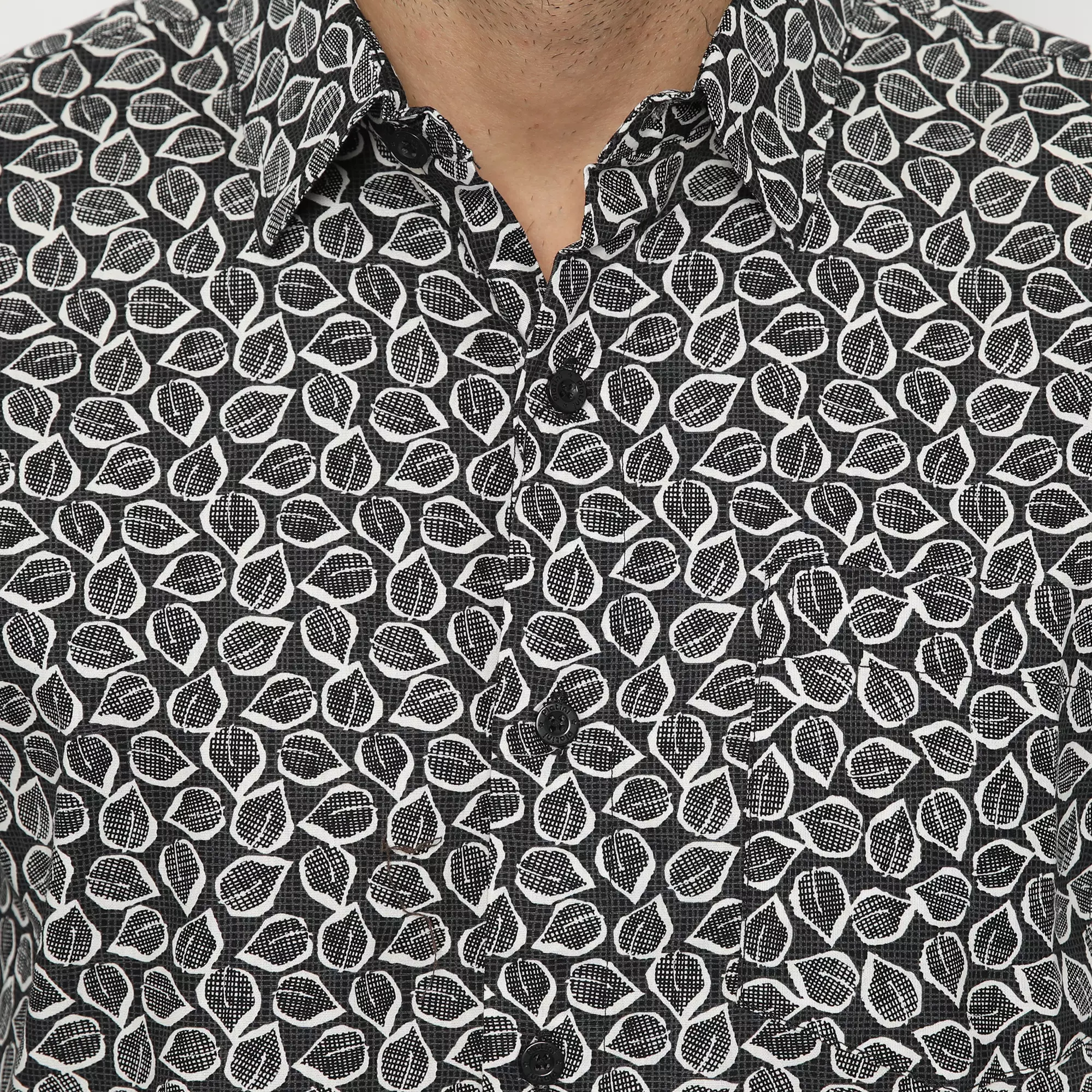 (LAST CALL) Platini Kemeja Motif Pria Lengan Pendek Katun Hitam 132162