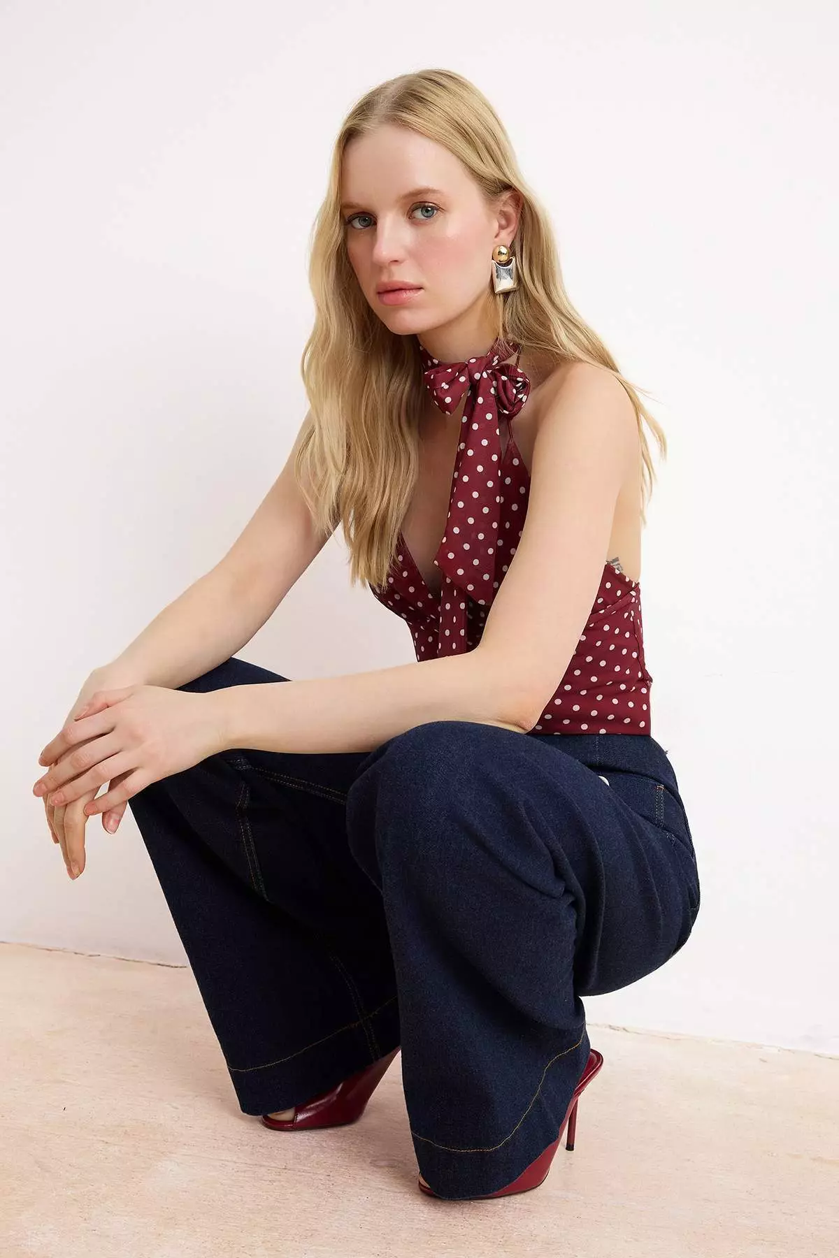 Burgundy Polka Dot Fitted Halter Neck Tulle Knitted Blouse With Scarf Twoss26Bz488