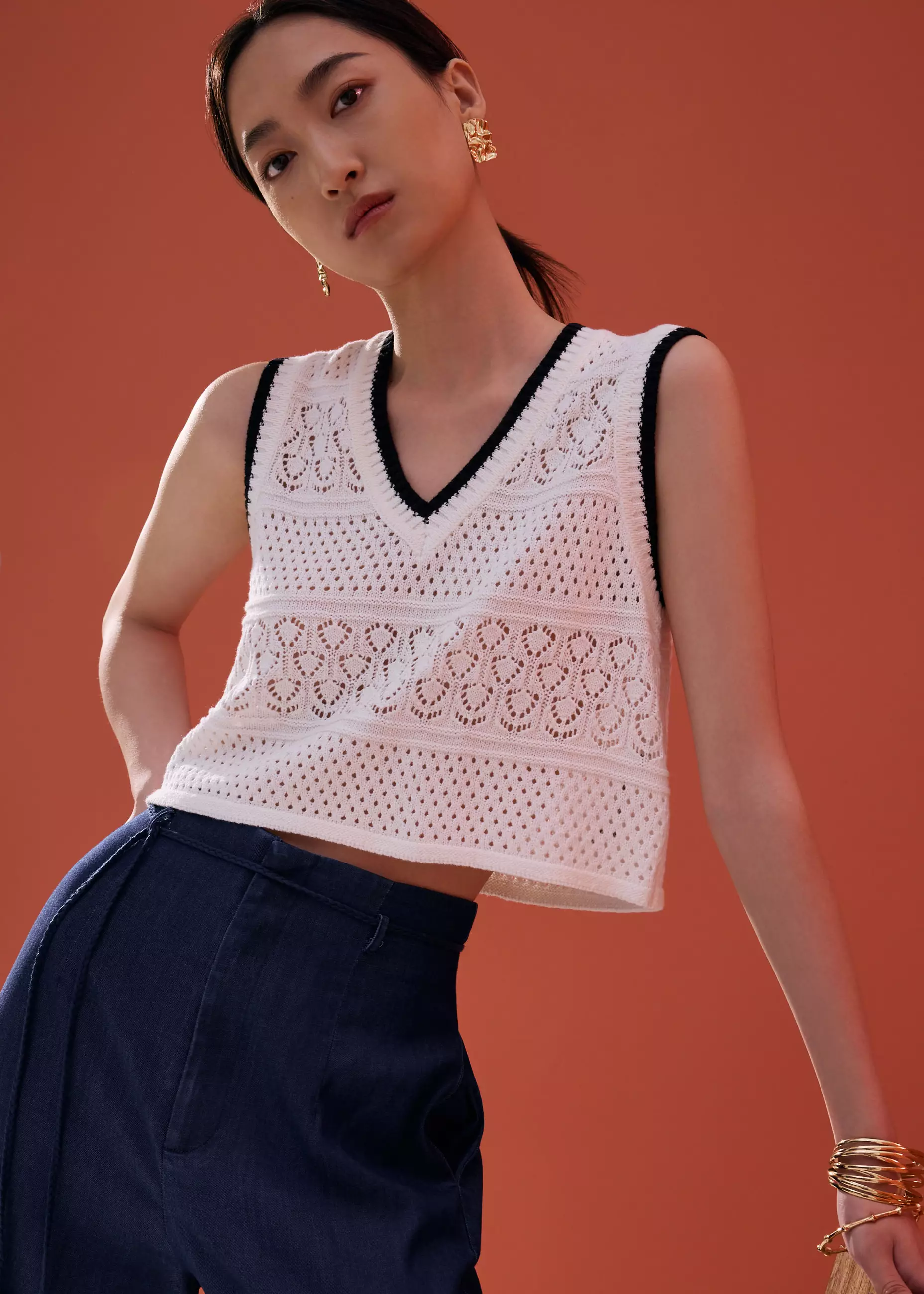 Atasan Wanita - Pointelle Contrast Knit V-neck Crop Shell Top