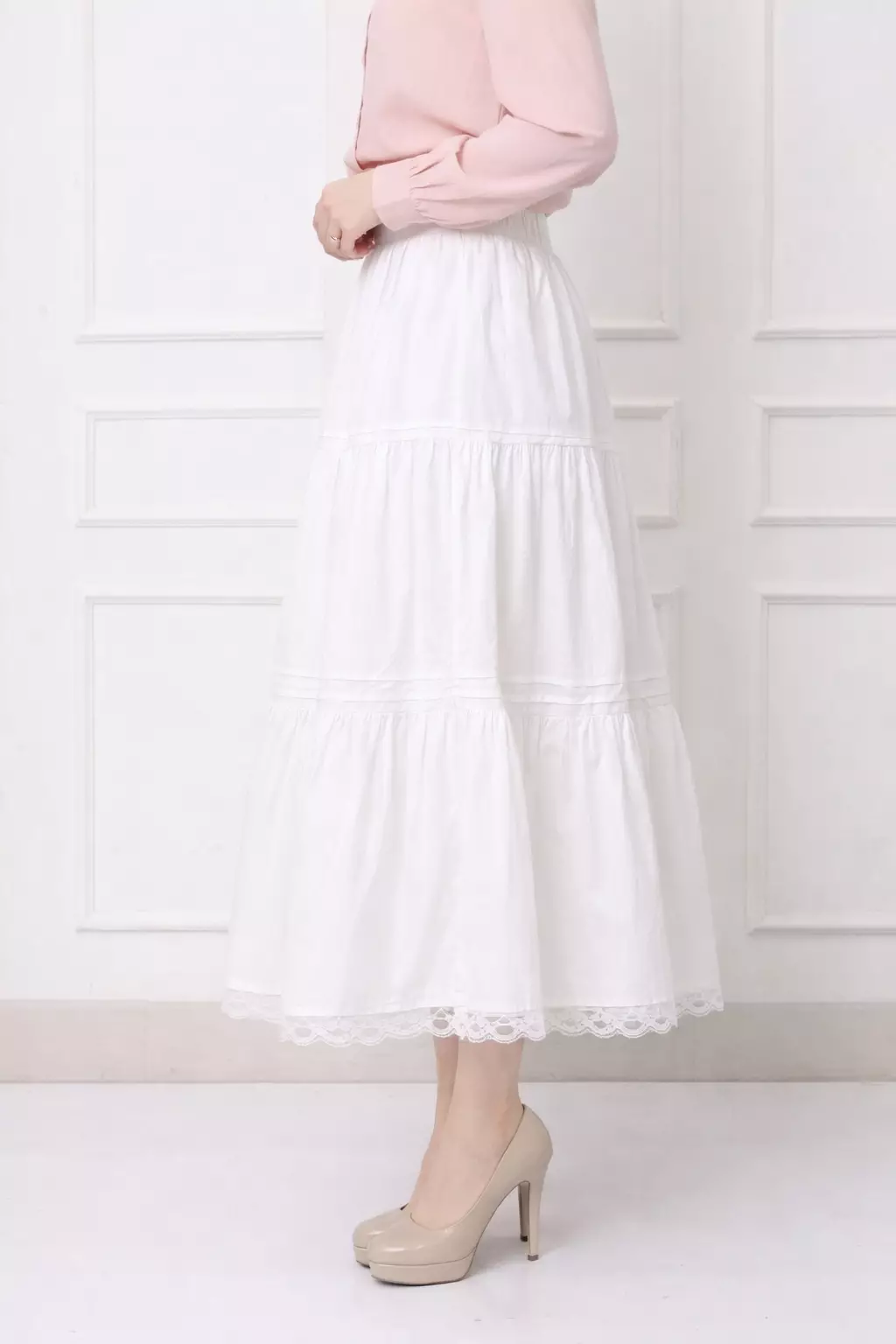 Jaein Graceful Tiered Lace Maxi Skirt in White