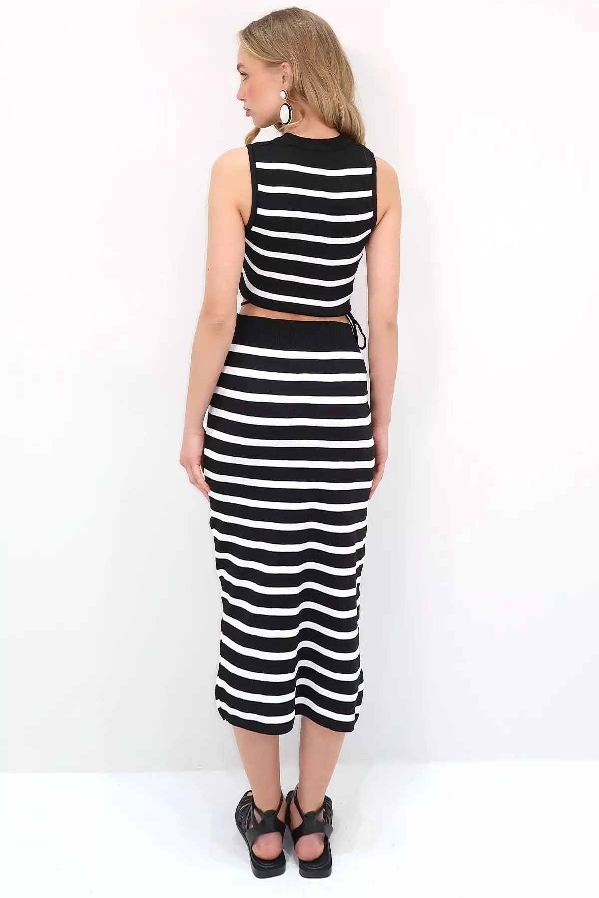 Women's Black Crew Neck Striped Crop Knitwear Blouse And Skirt 2-Piece Knitwear Suit