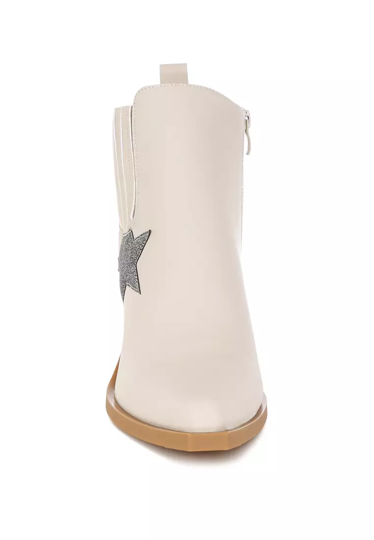Sepatu bot Chelsea dengan detail bintang berkilauan dalam warna krem