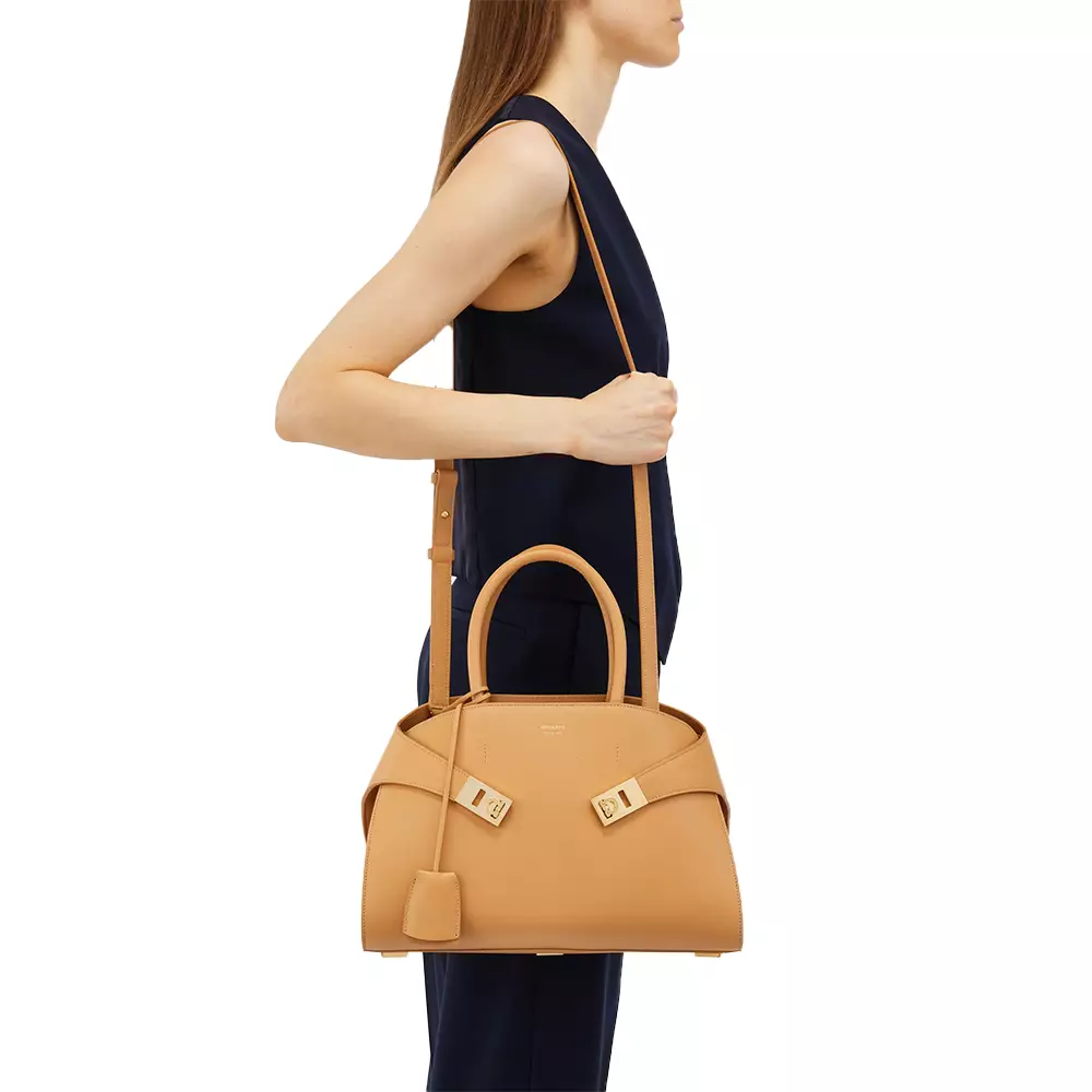 [4.4PRIL KEJUTAN HARGA] Hug Medium Handbag Light Camel