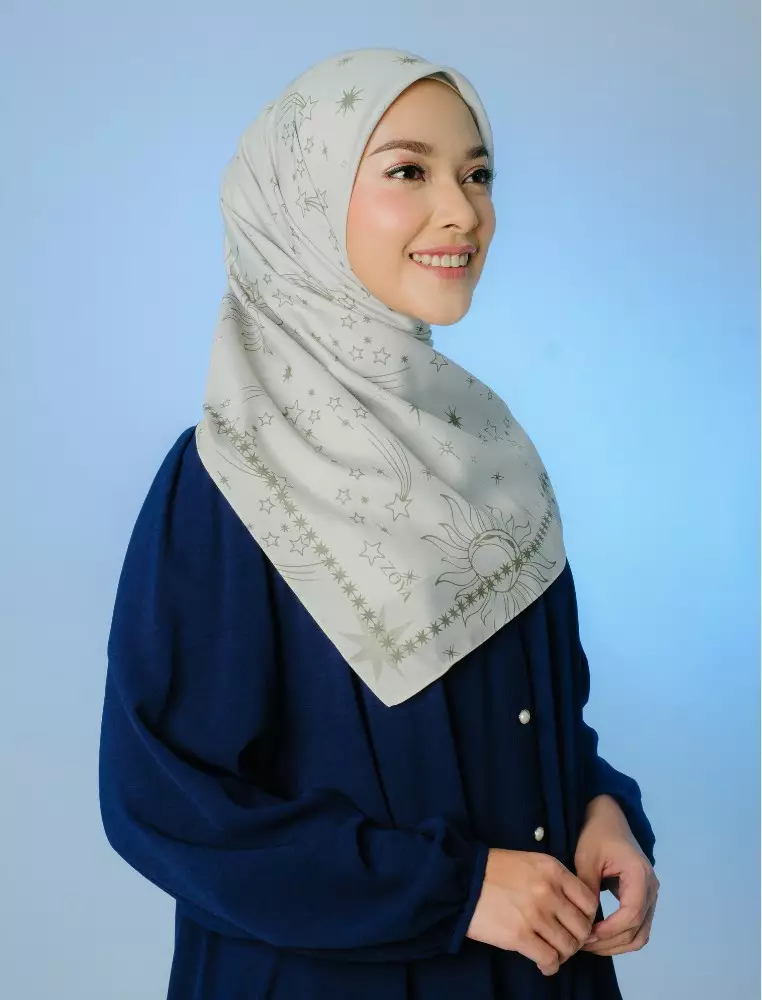 AMBERLY Scarf Silver Cream - Kerudung Hijab Segiempat Motif With Pouch Ziplock - Bahan Poly Fine - Ukuran 110x110
