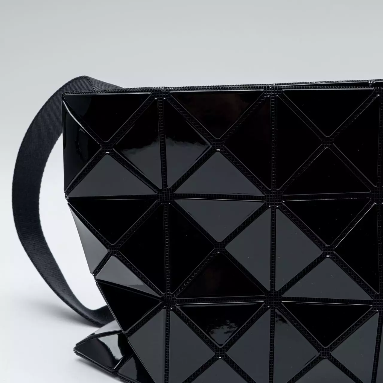 [4.4PRIL KEJUTAN HARGA] Lucent Metallic Shoulder Bag Black 6x4