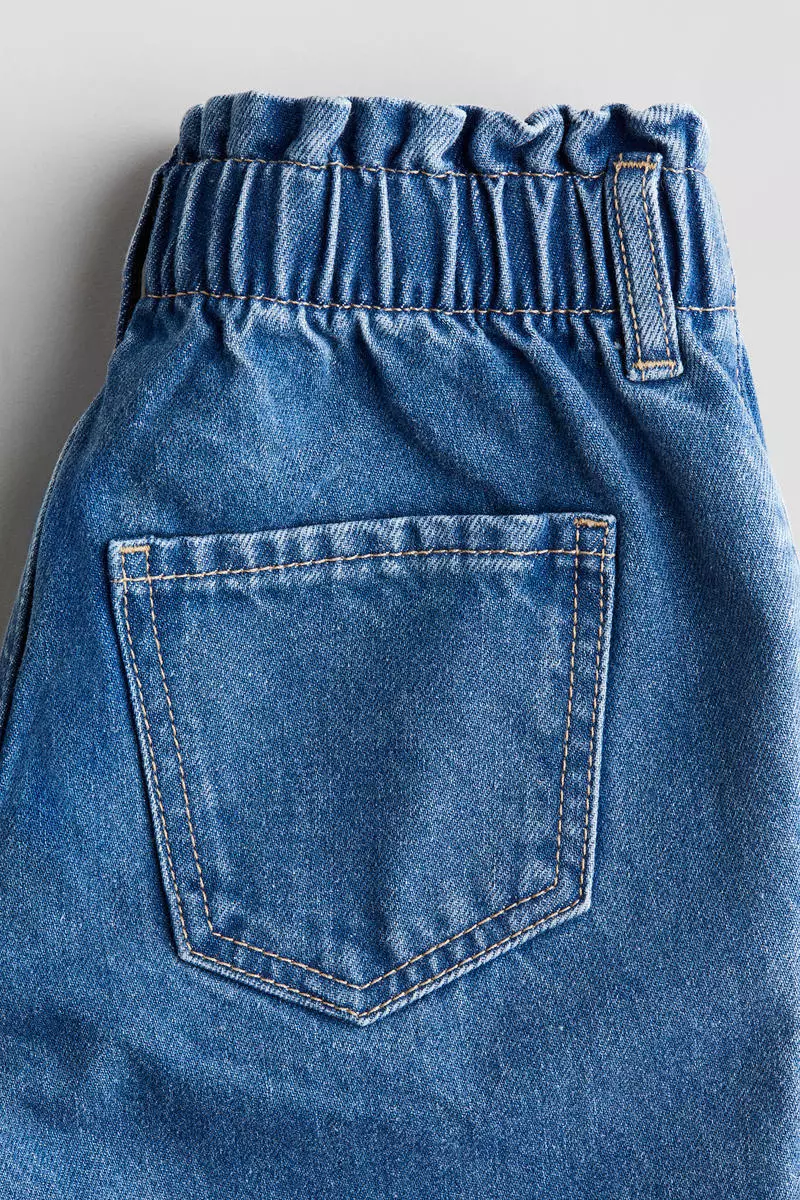 Loose Fit Tapered Jeans