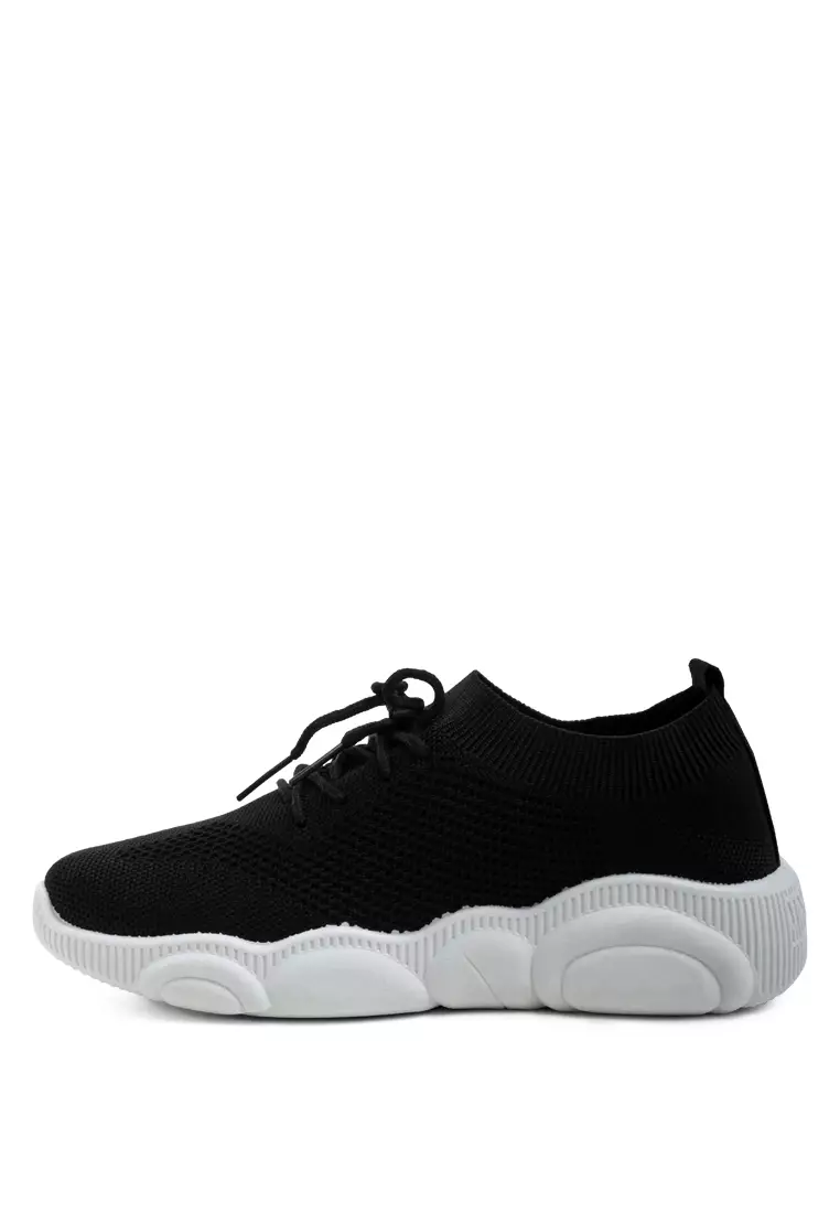 All black walking sneakers discount
