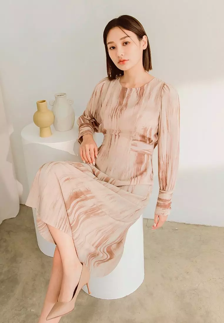 不易皺筆刷印花收腰綁帶長洋裝《DA9424》