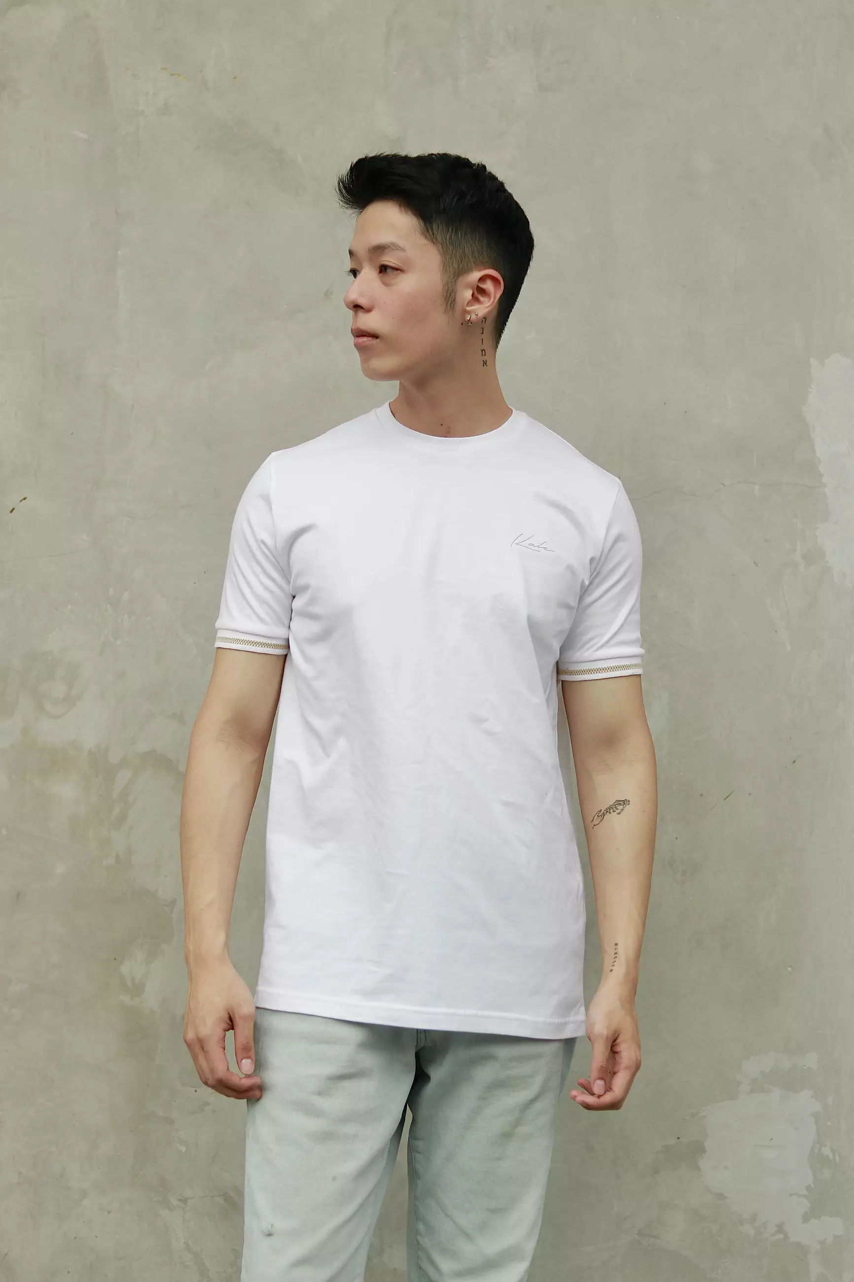 Kale DESMON WHITE / Atasan Kaos Pria / Baju Kaos Polos Pria / Cotton Combed 24S / Kaos Basic