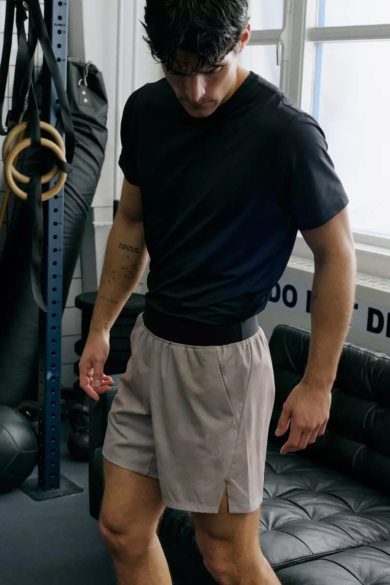 Mid-length sports shorts with DryMove™