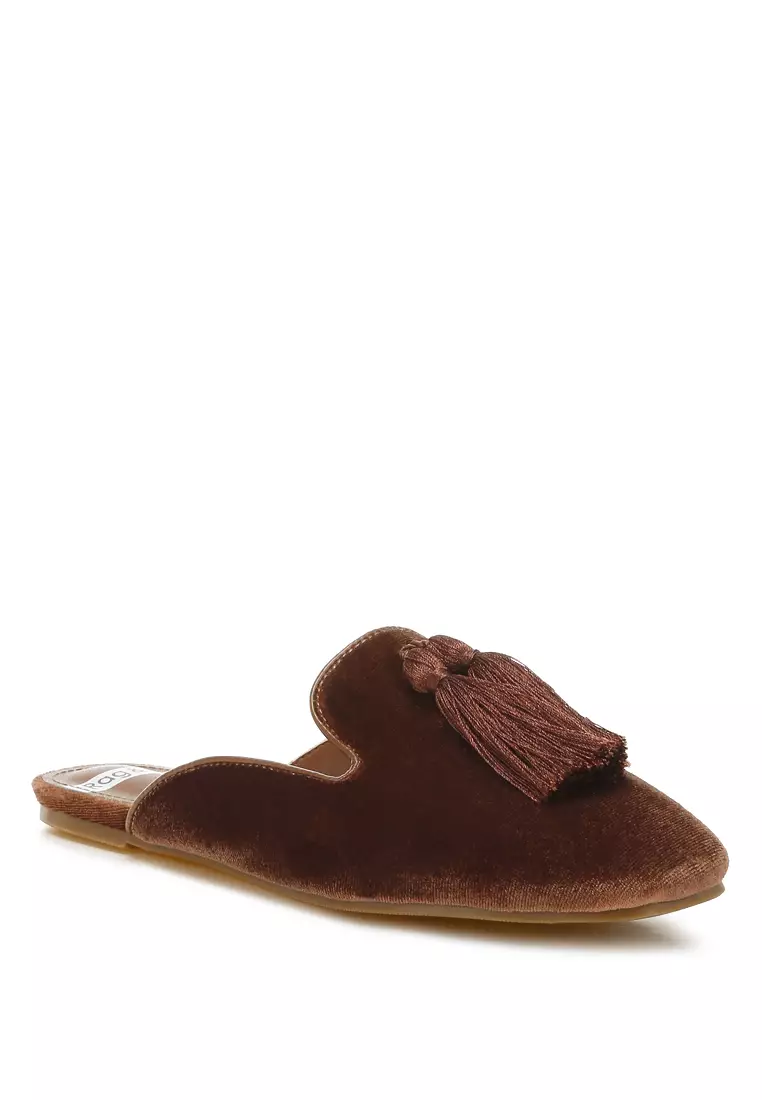 Sandal Beludru Detail Rumbai Warna Cokelat