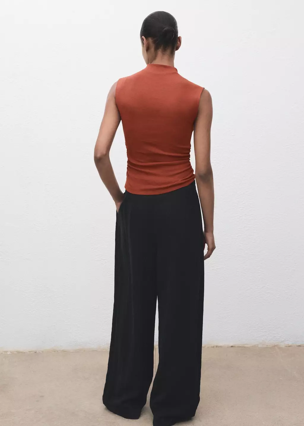 Atasan ketat berkerut