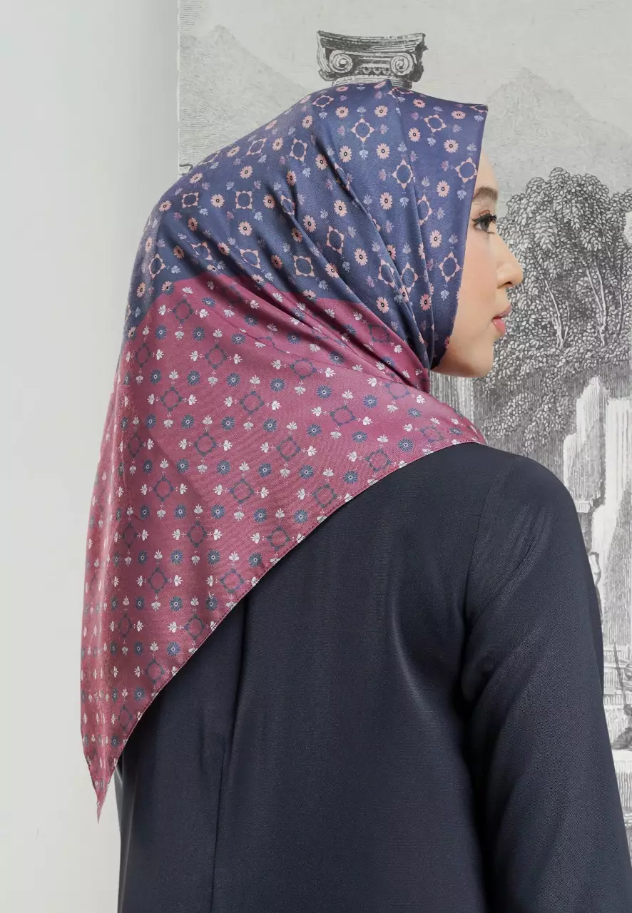 DAXA Scarf Maroon - Kerudung Hijab Segiempat Motif With Pouch - Bahan Poly Fine - Ukuran 110x110