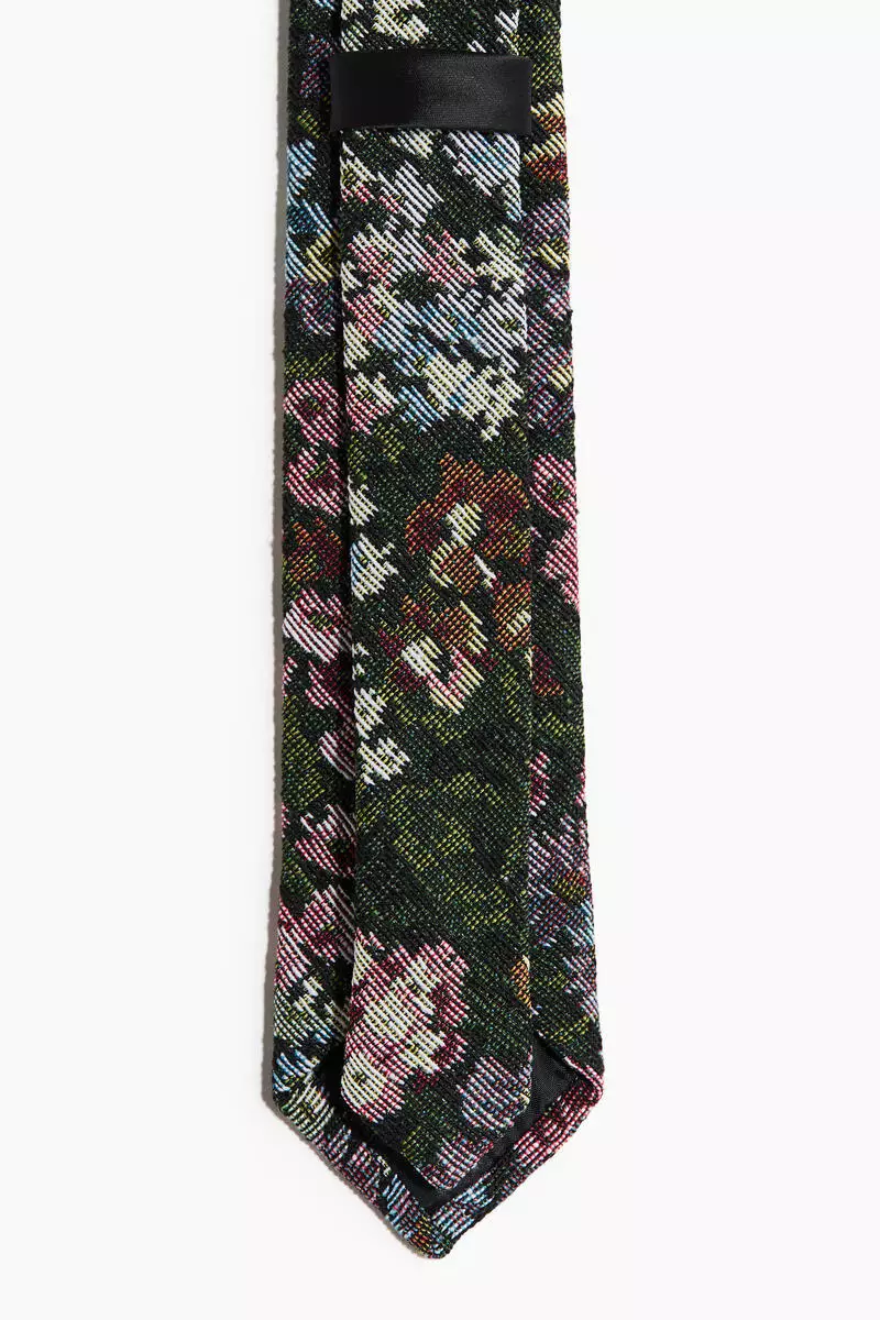 Patterned tie