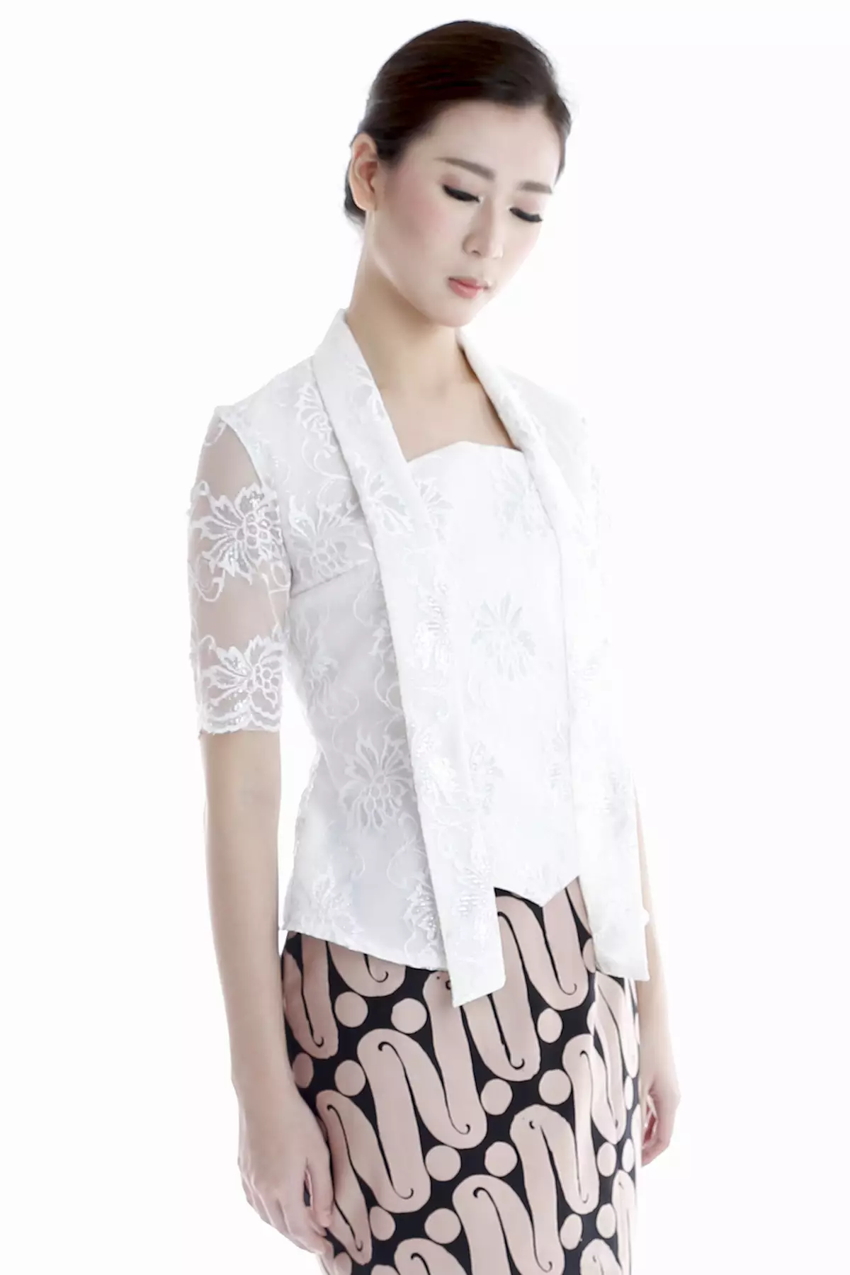 Charisma Brukat Putih Kebaya