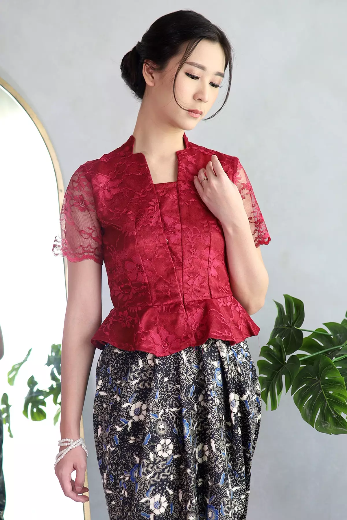 Adelaide Sekar Setaman Maroon
