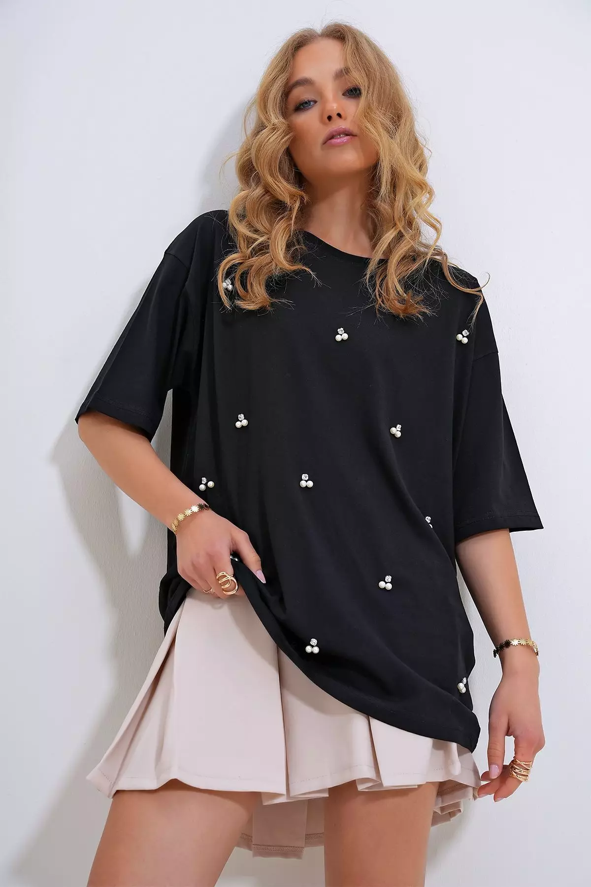 Women's Black Crew Neck Oversize Pearl and Stone Embroidered T-Shirt
