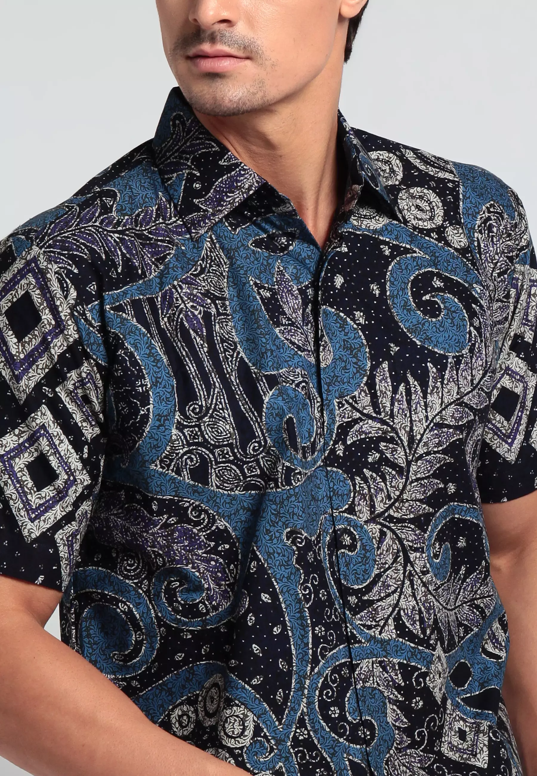 Hem Kenzao lengan pendek slimfit