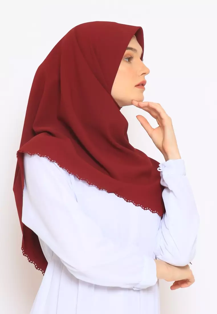 Hijab Segi Empat Lasercut Curly Maroon