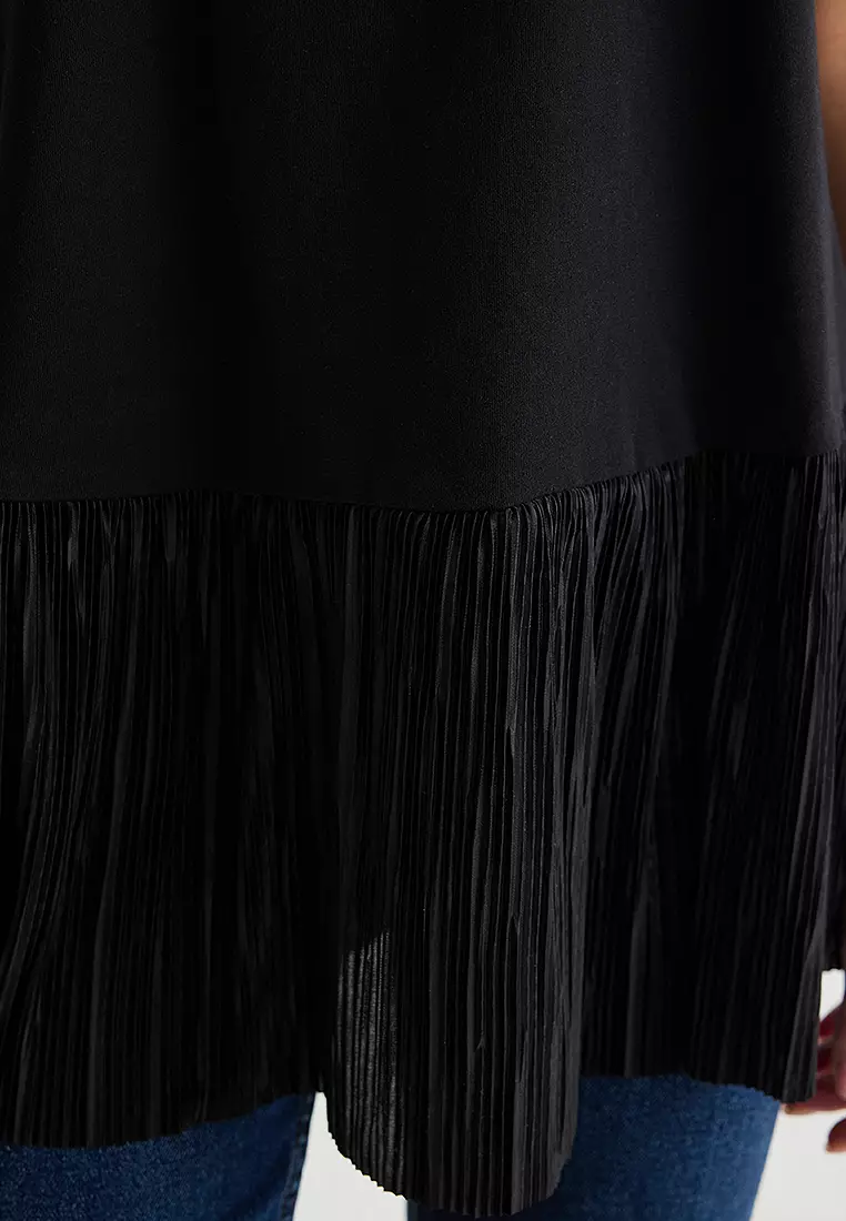 Pleat Detail Sleeveless Knitted Top