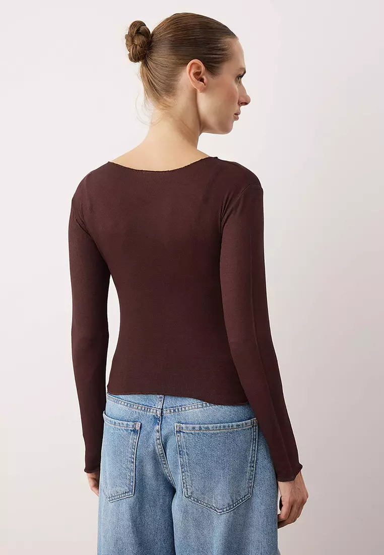 Body-Fitting Knitted Blouse