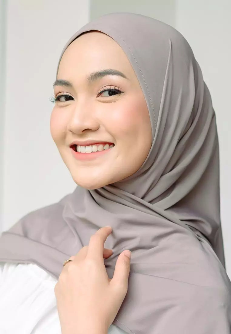 Qiya Instan Square (Hijab Sport Instan Segiempat Jersey) Grey Cream
