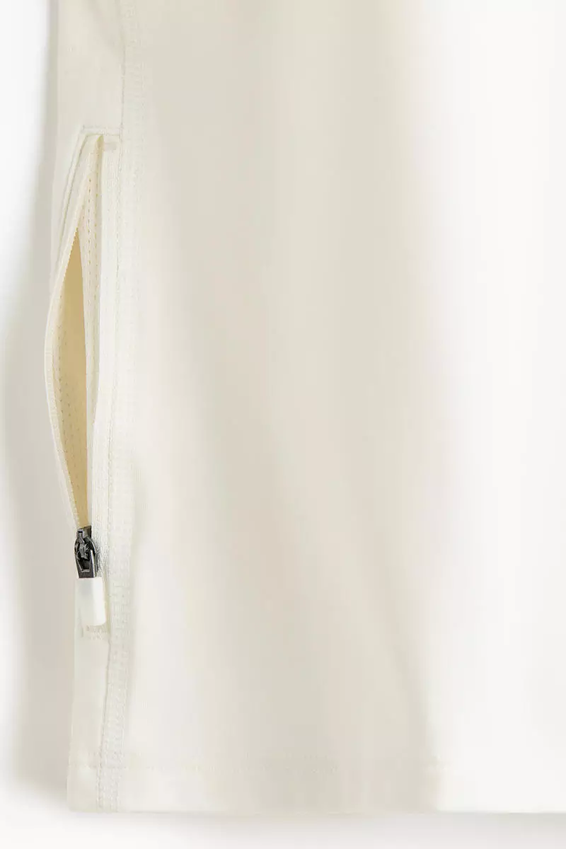 Warming sports hoodie with ThermoMove™