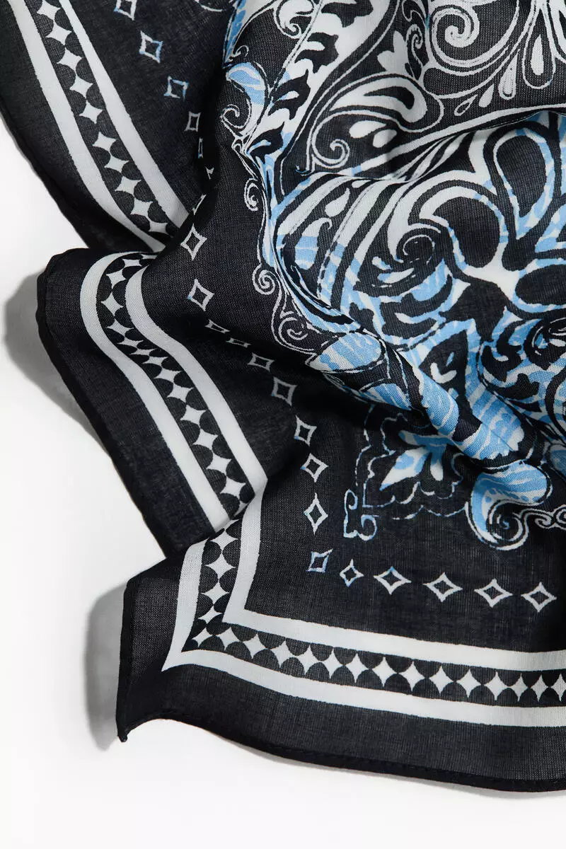 Patterned neck scarf