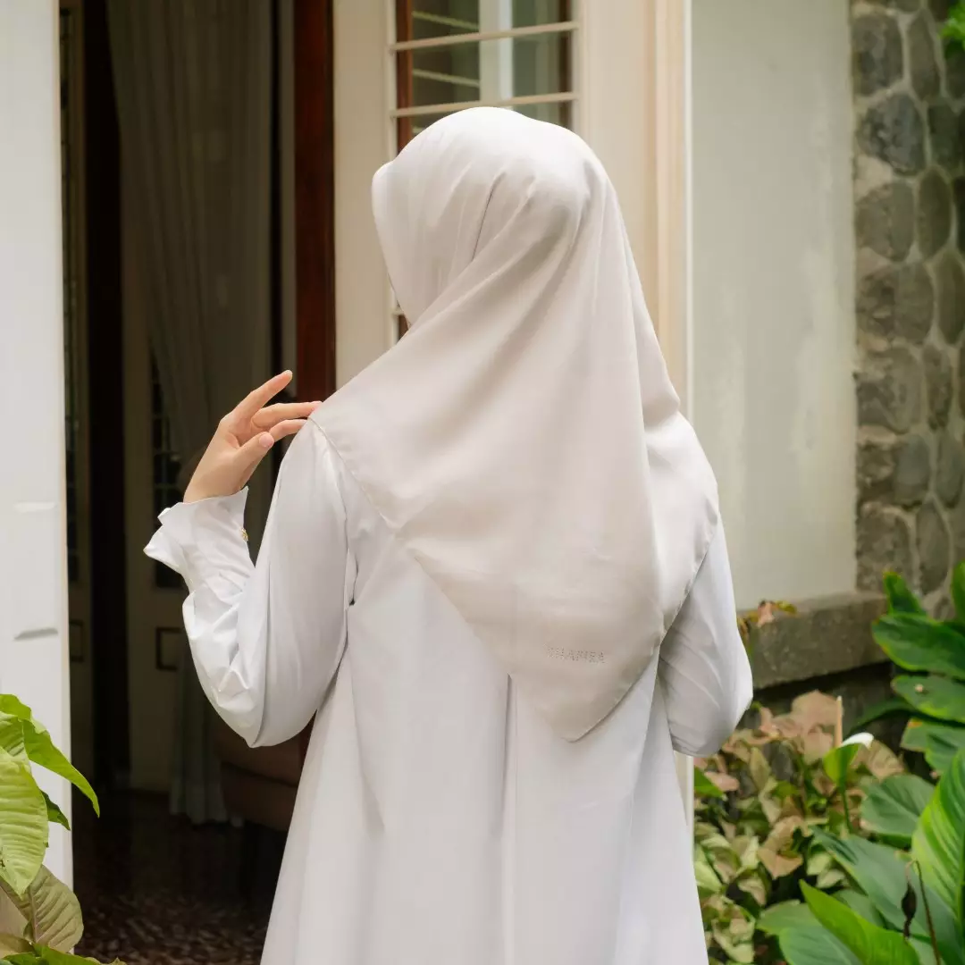 Safiyya Plain Scarf | Hijab | Kerudung | Jilbab Segiempat Offwhite