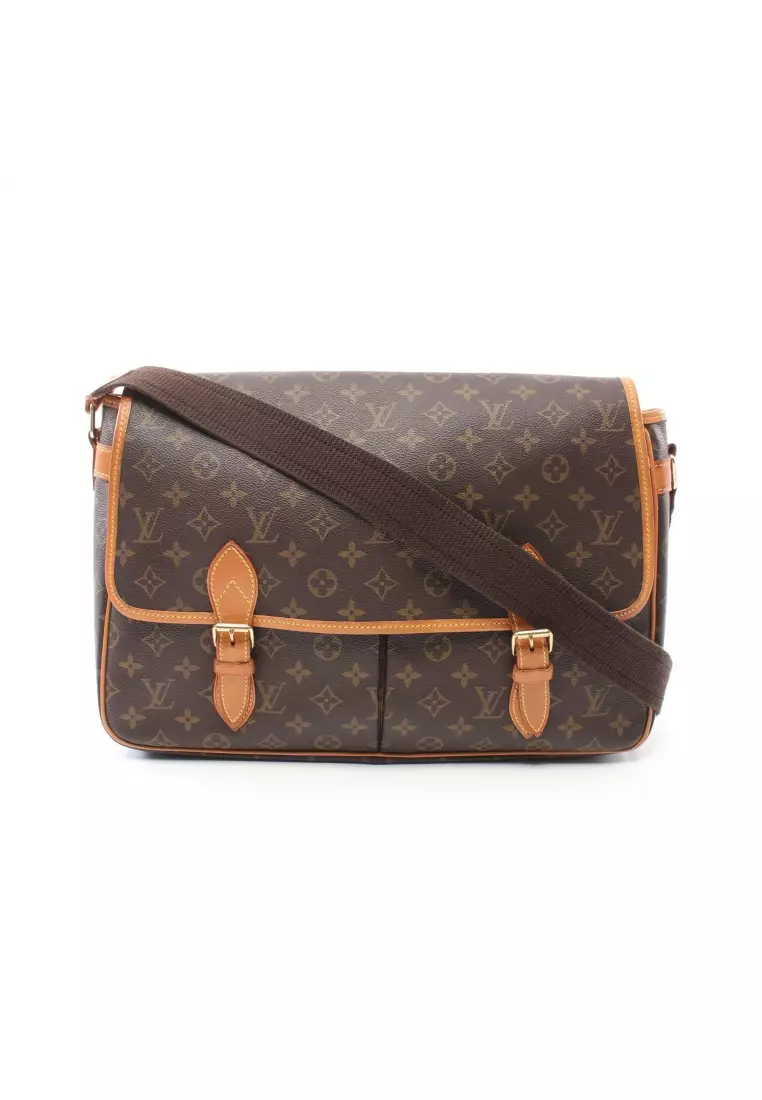 Louis Vuitton Gibeciere  Louis vuitton bag outfit, Louis vuitton