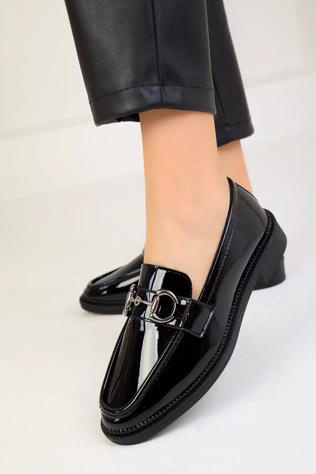 Serenithra – Classic Round Toe Loafers