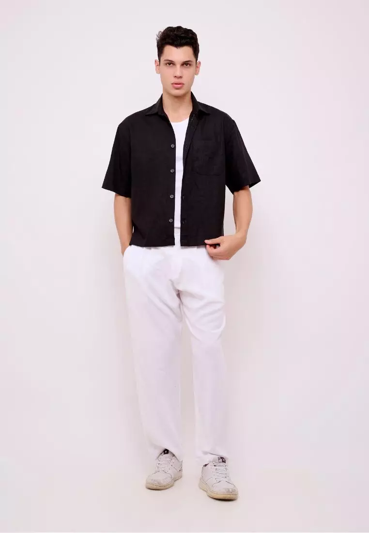Kemeja Linen Pria Lengan Pendek Crop Hitam – Black Cropped Boxy Linen Shirt