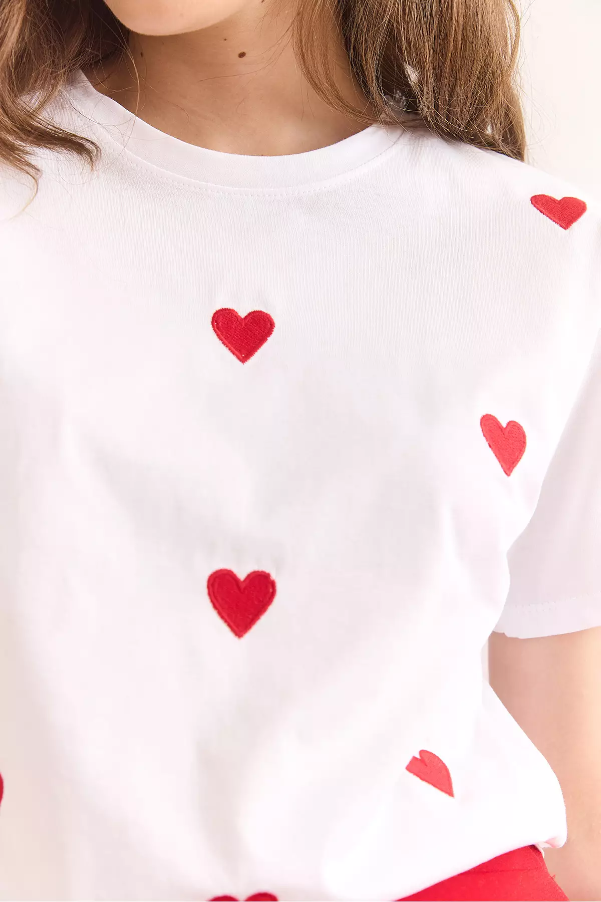 Women's White Heart Embroidered Cotton Regular Fit T-Shirt Tsh-19000864