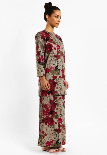 Buy Kurung Angelina D-21 from BETTY HARDY in black and Red and Multi at Zalora