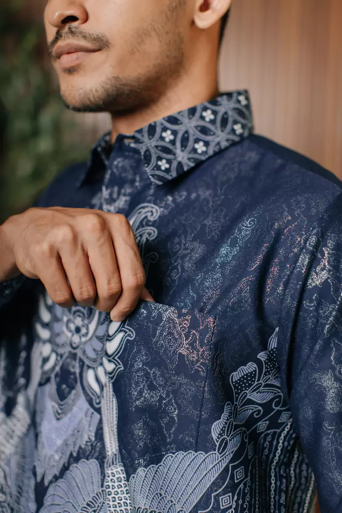 Gantari Navy Blue Kemeja Batik Pria Furing Regular Fit Lengan Panjang Katun Foil