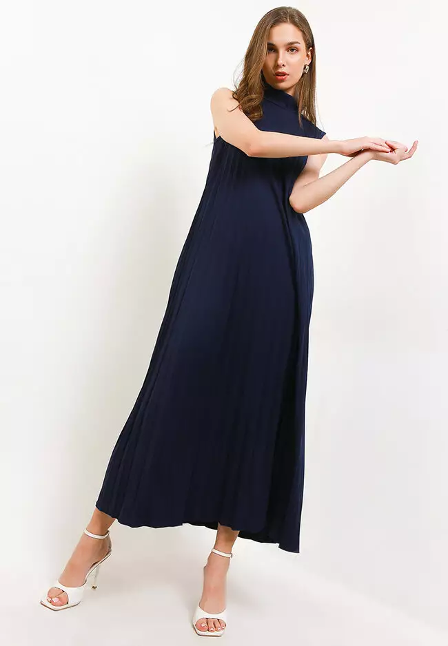 Highcollar Pleated Sleeveless Long Dress