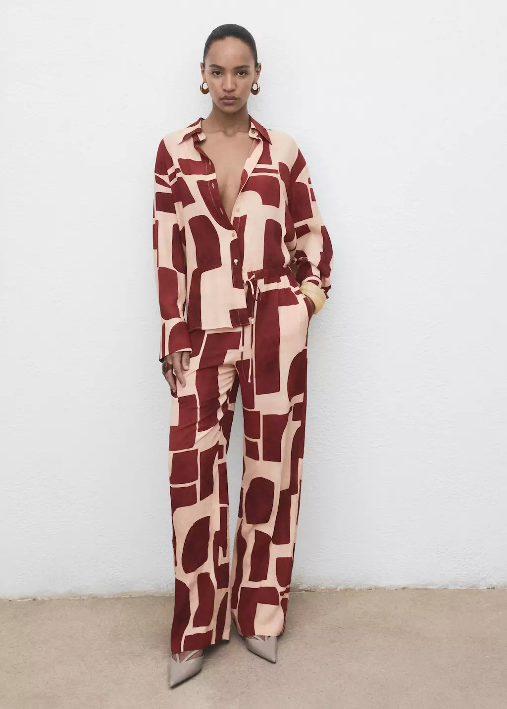 Celana flowy dengan motif geometris