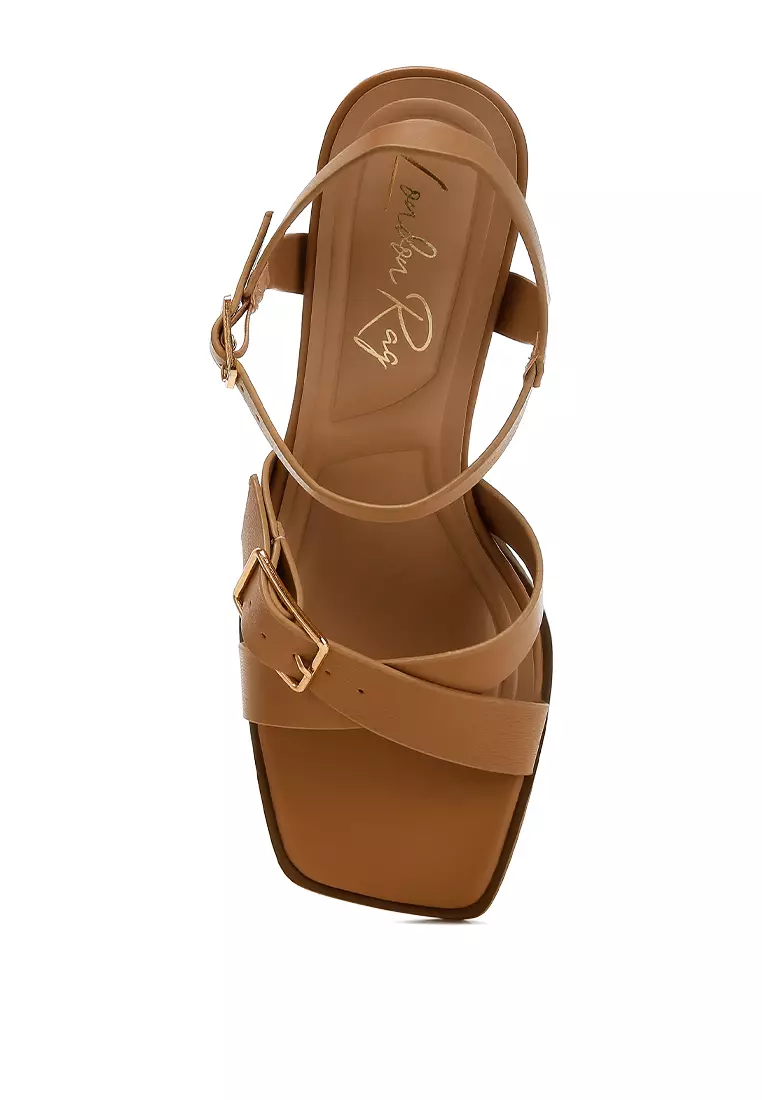 Sandal Kulit Imitasi Detail Gesper dalam Warna Unta