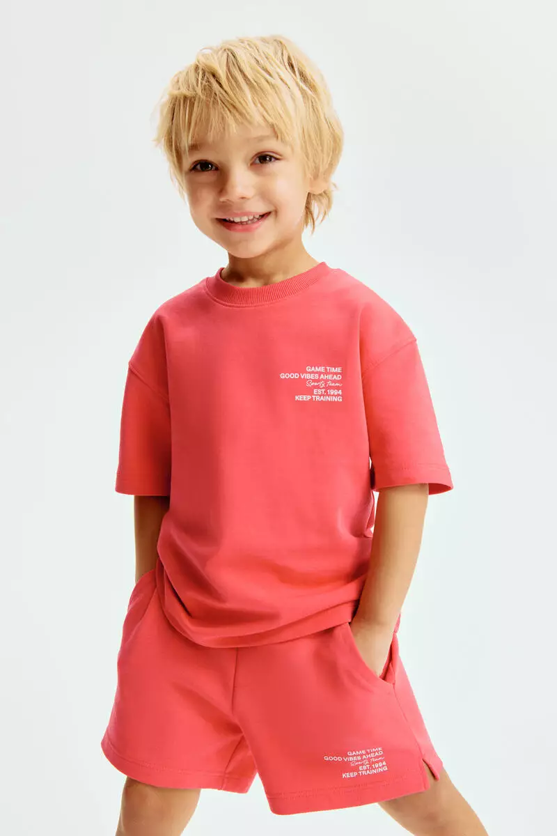 2-piece T-shirt and sweatshorts set