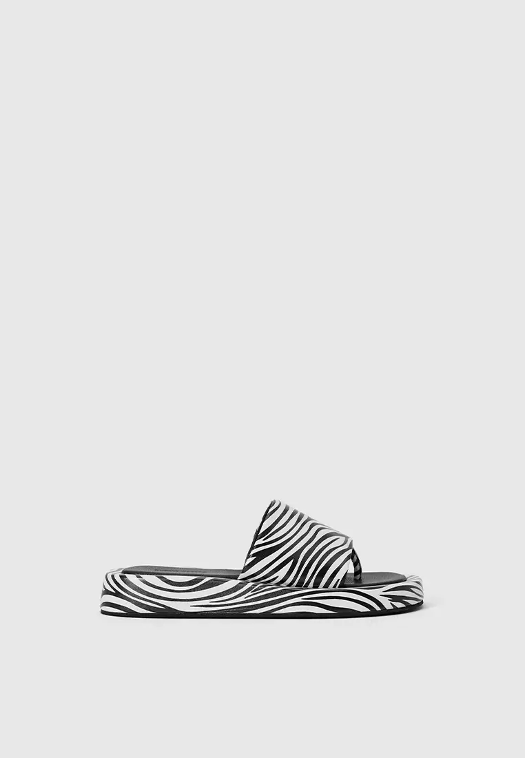 Discount on Urban Revivo  shoes - SKU: Zebra-Striped Slippers